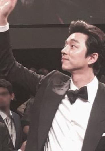 Gong Yoo waving his hand to fans